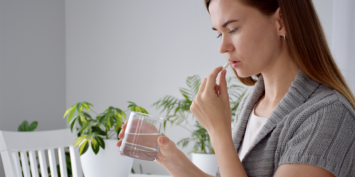 naltrexone woman taking pill